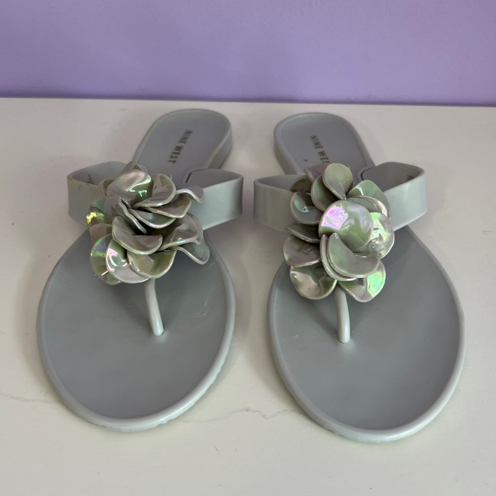 Nine West Jelly Flip Flops in Light Grey Iridescent, Size 7